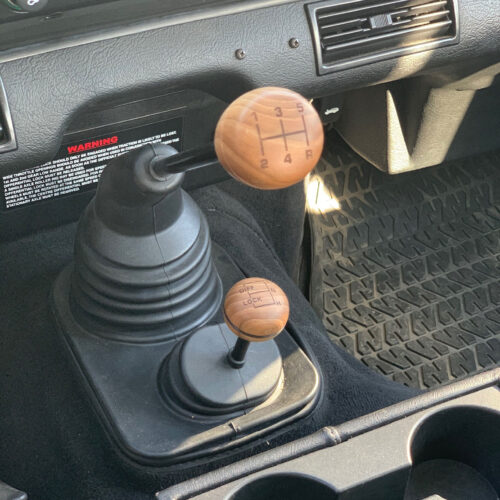 Gear-knobs-in-car-elm